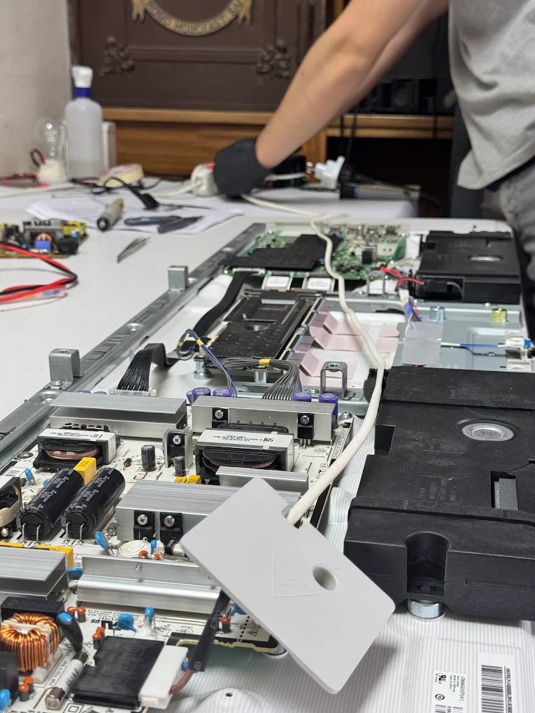 Fuente de poder y backlight de un Smart TV abierto para reparación