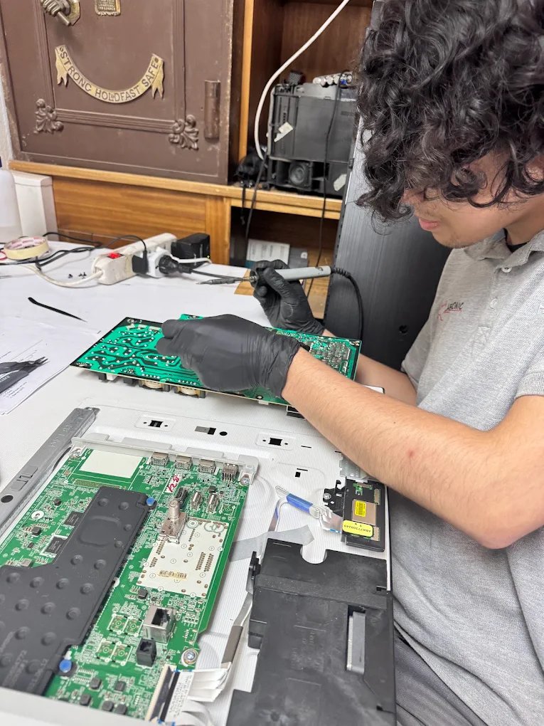 Técnico de Labtronic reparando una placa electrónica